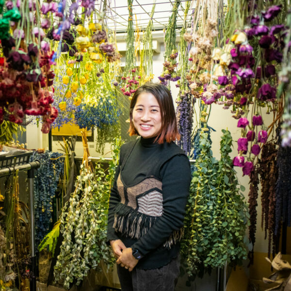 花を買う文化の国は幸福度が高い? 廃棄される花を再生する「ロスフラワー®︎」から生まれる物語〈RIN〉 - Wellulu
